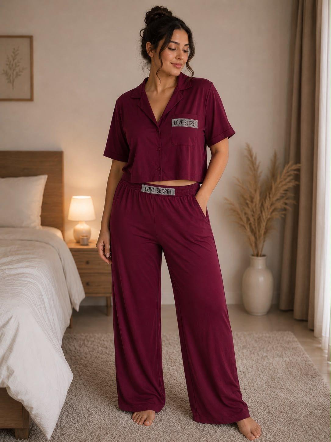 Ensemble pyjama Grenat bordeaux porté, chemise courte et pantalon large