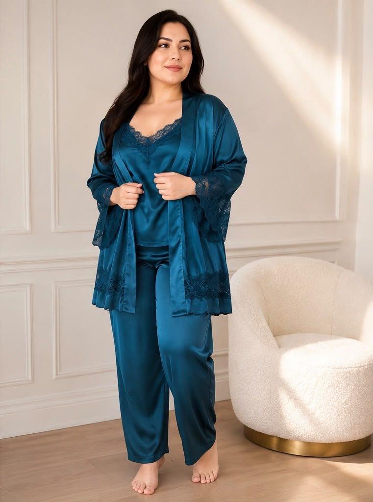 Ensemble 3 pièces Saphir en satin bleu canard porté, peignoir ouvert sur le caraco